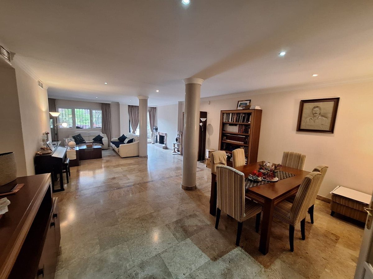 Piso de 3 Dormitorios en venta en Milla de Oro, Marbella