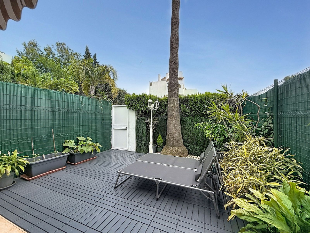 Casa Adosada de 4 Dormitorios y 2 Baños en venta en Nagüeles, Marbella