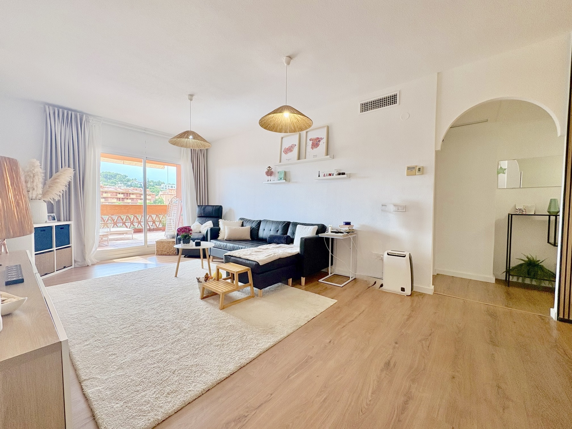 2 спални - Апартамент за продажба в Las Chapas, Marbella
