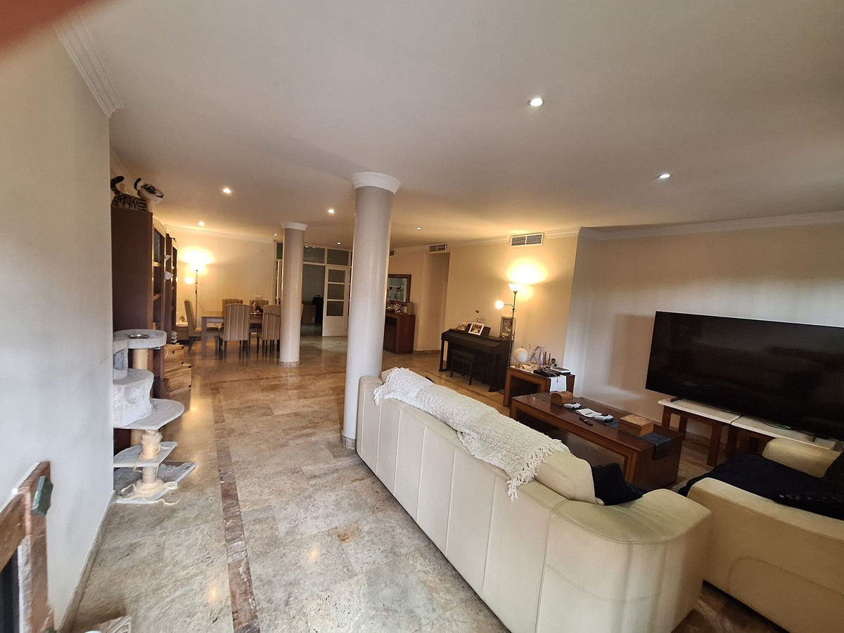 Piso de 3 Dormitorios en venta en Milla de Oro, Marbella