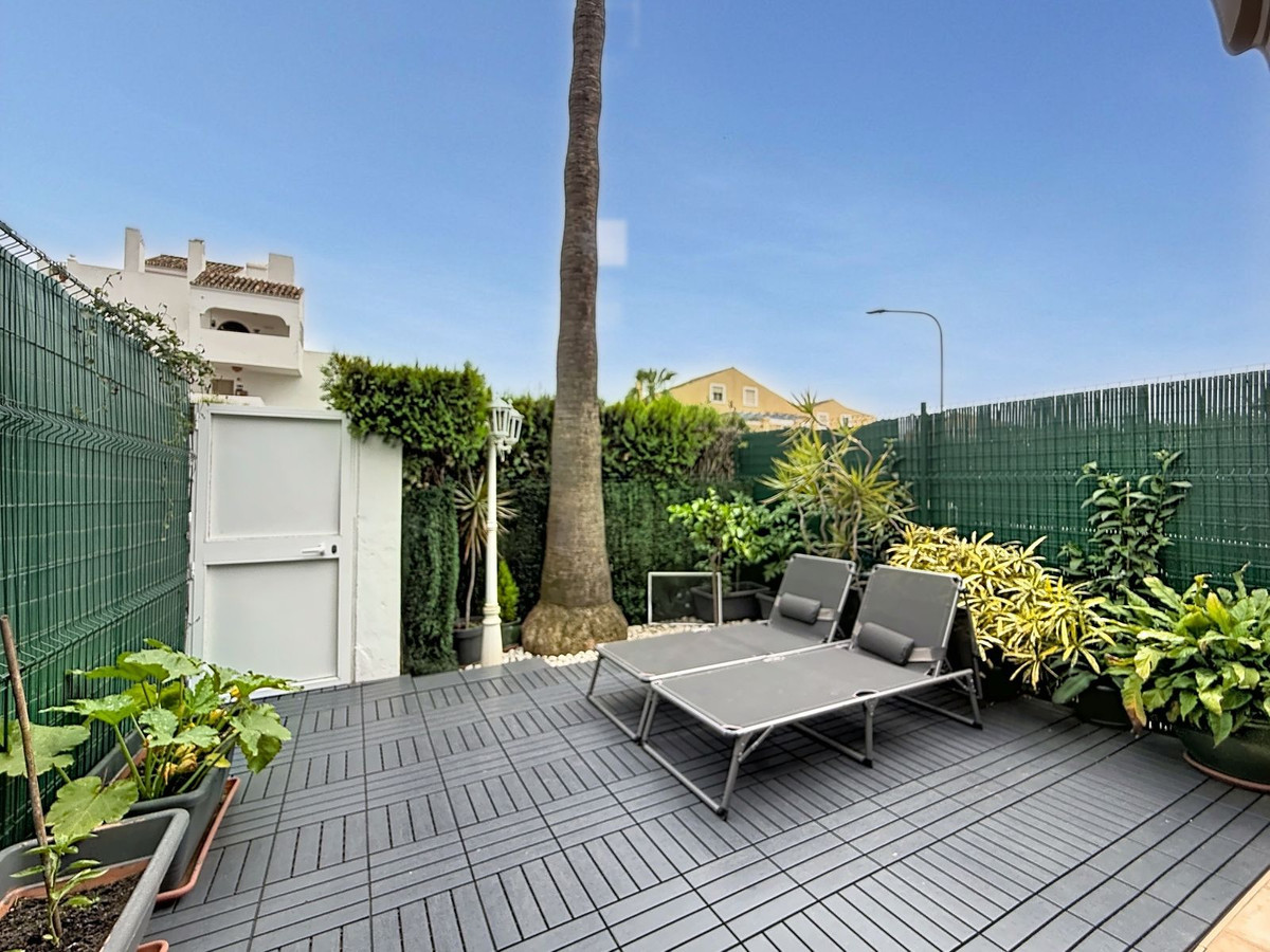 Casa Adosada de 4 Dormitorios y 2 Baños en venta en Nagüeles, Marbella
