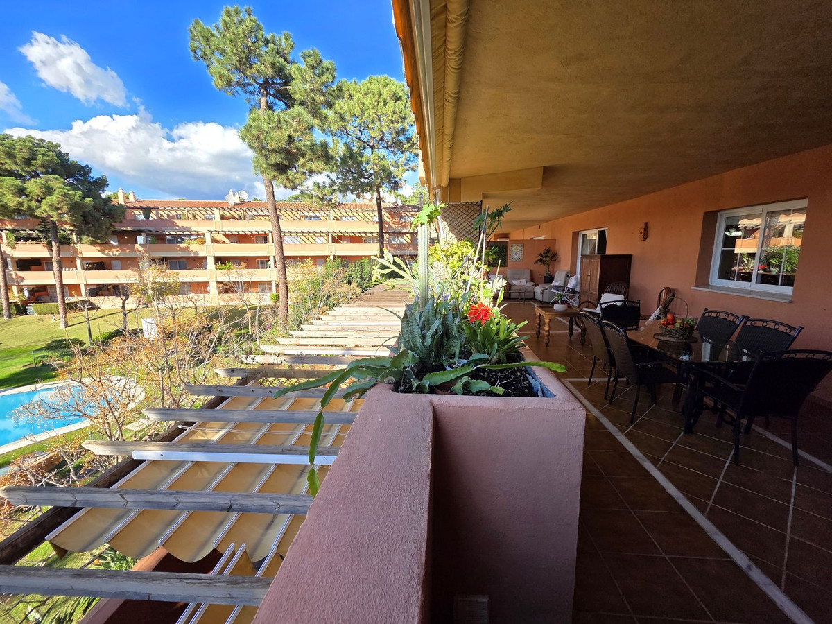 Piso de 2 Dormitorios y 2 Baños en venta en Elviria, Marbella