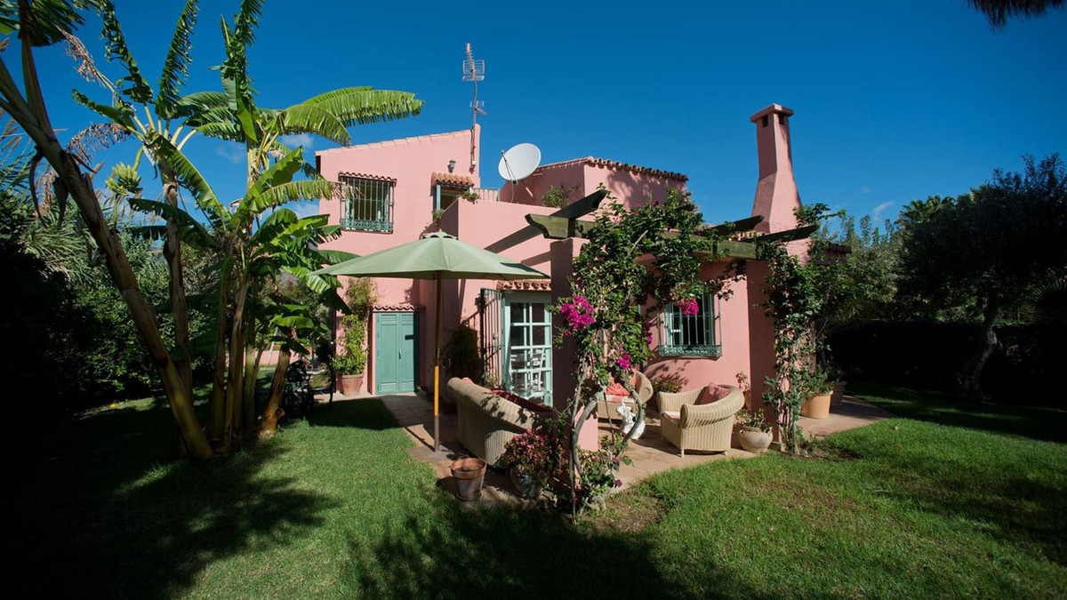 Finca de 3 Dormitorios y 2 Baños en venta en Estepona