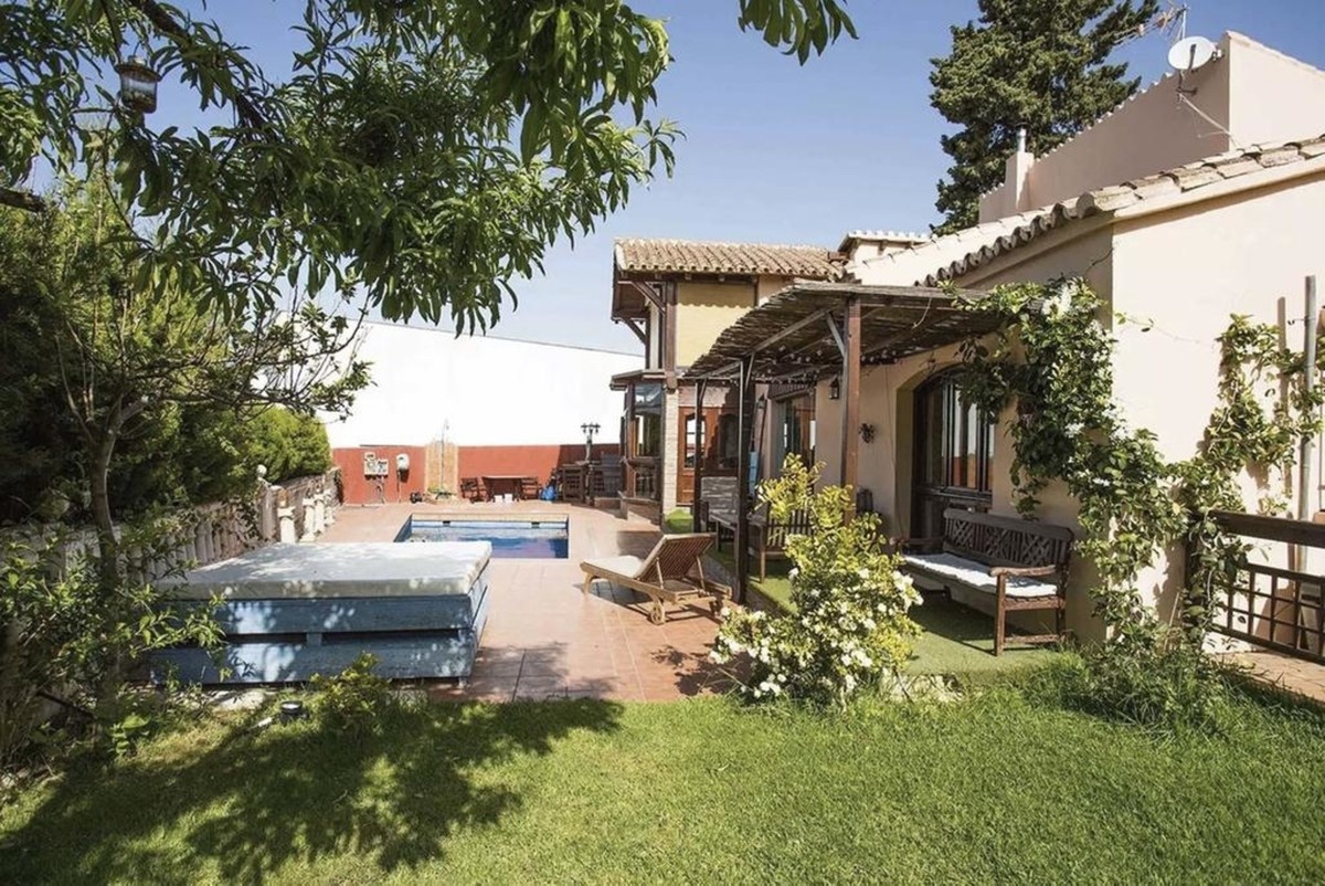 Casa de 5 Dormitorios y 4 Baños en venta en Artola, Marbella