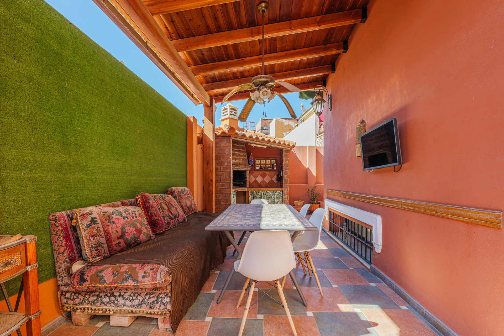 Casa de 6 Dormitorios en venta en Puerto de la Torre, Málaga