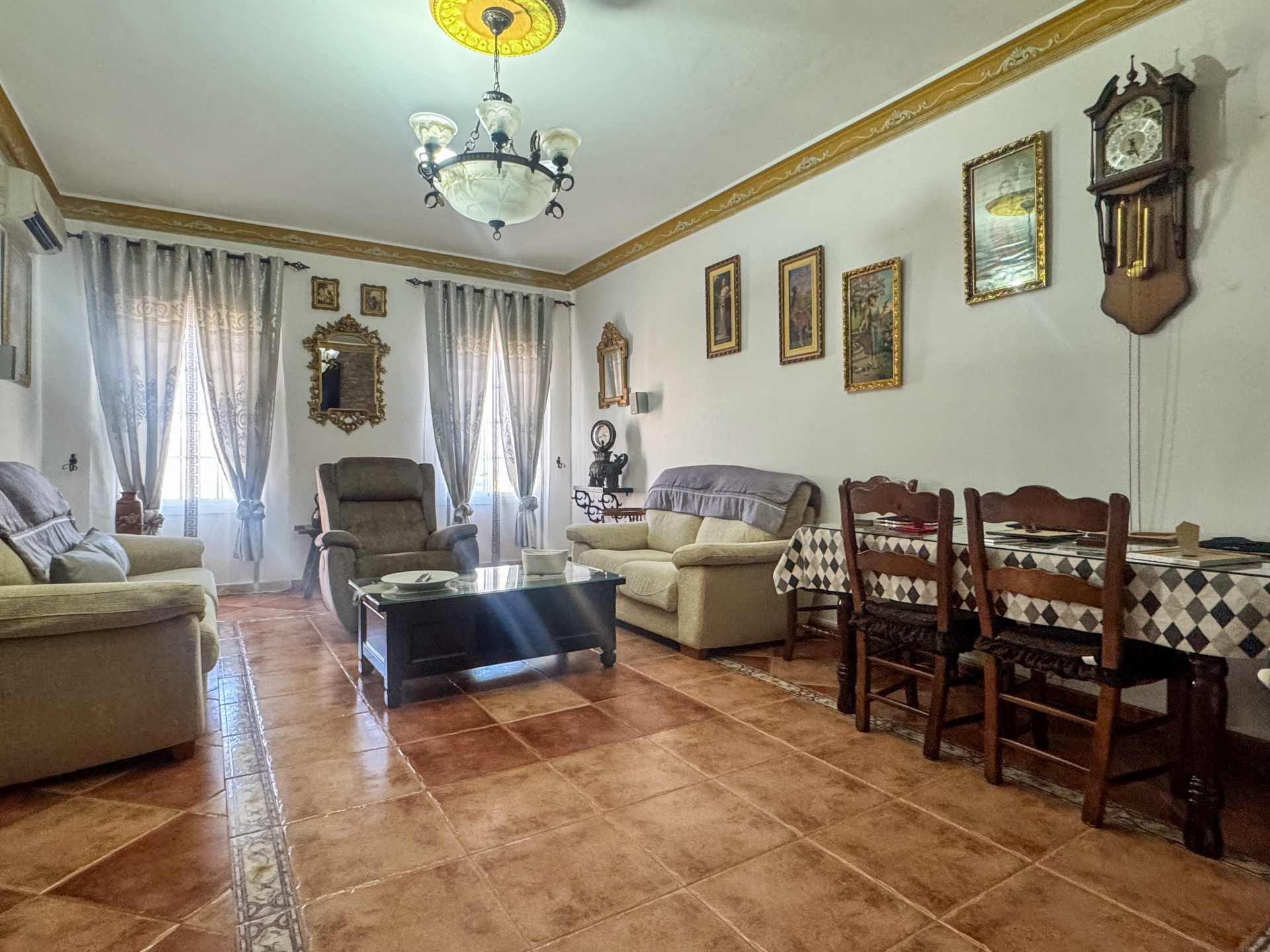 Casa Adosada de 5 Dormitorios y 3 Baños en venta en Humilladero