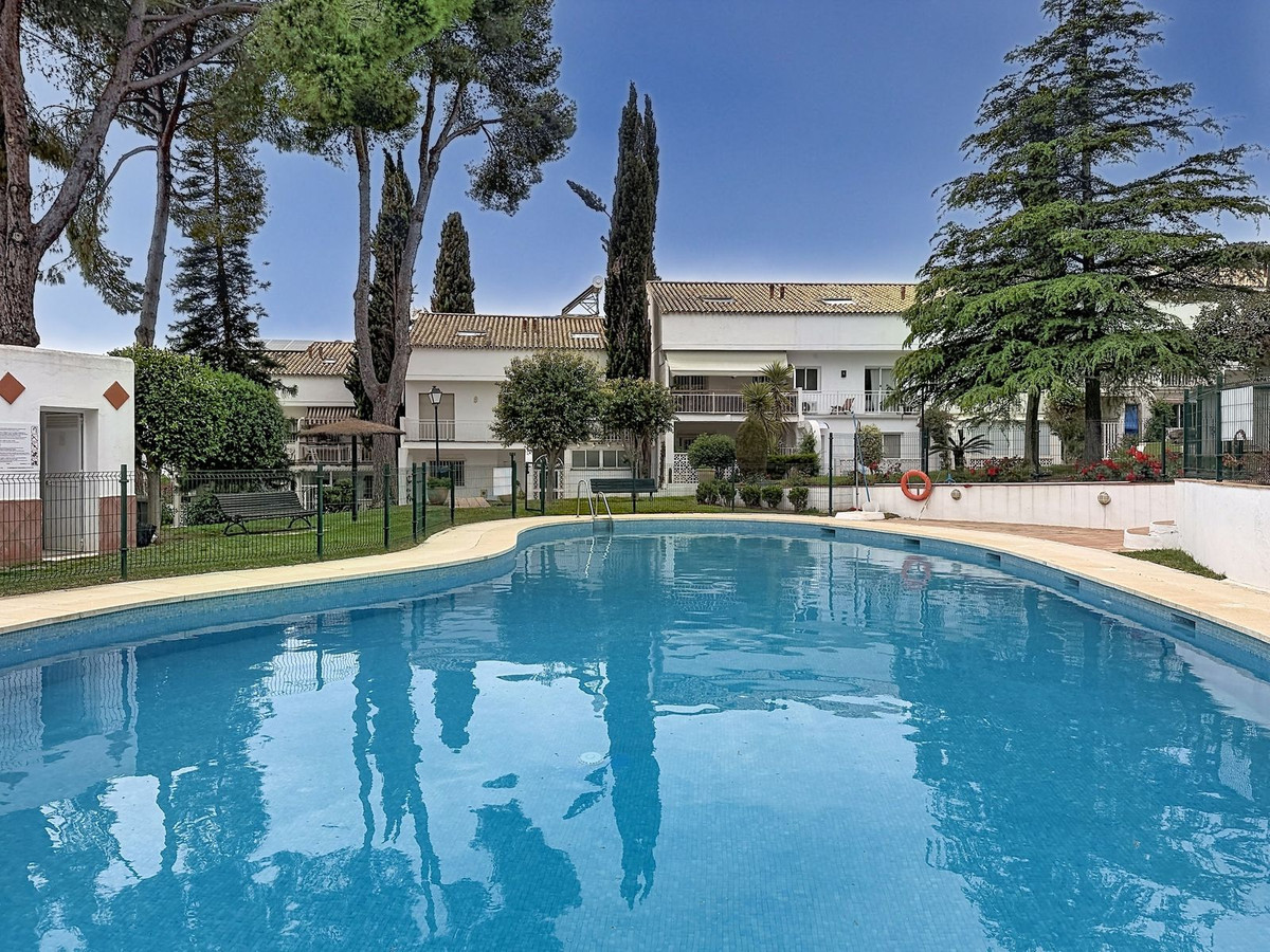 Casa Adosada de 4 Dormitorios y 2 Baños en venta en Nagüeles, Marbella