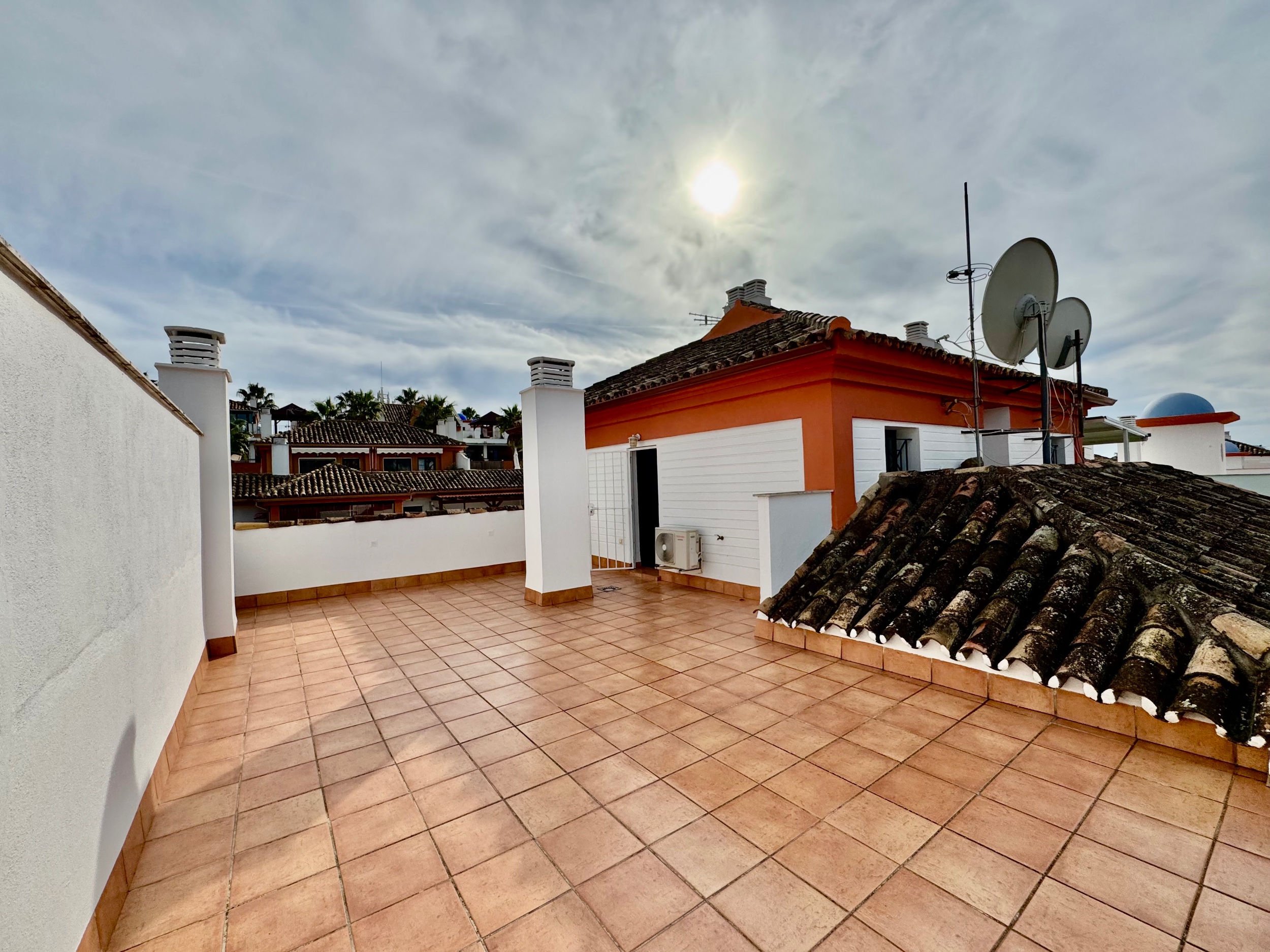 Ático de 2 Dormitorios y 2 Baños en venta en Nueva Milla de Oro, Estepona