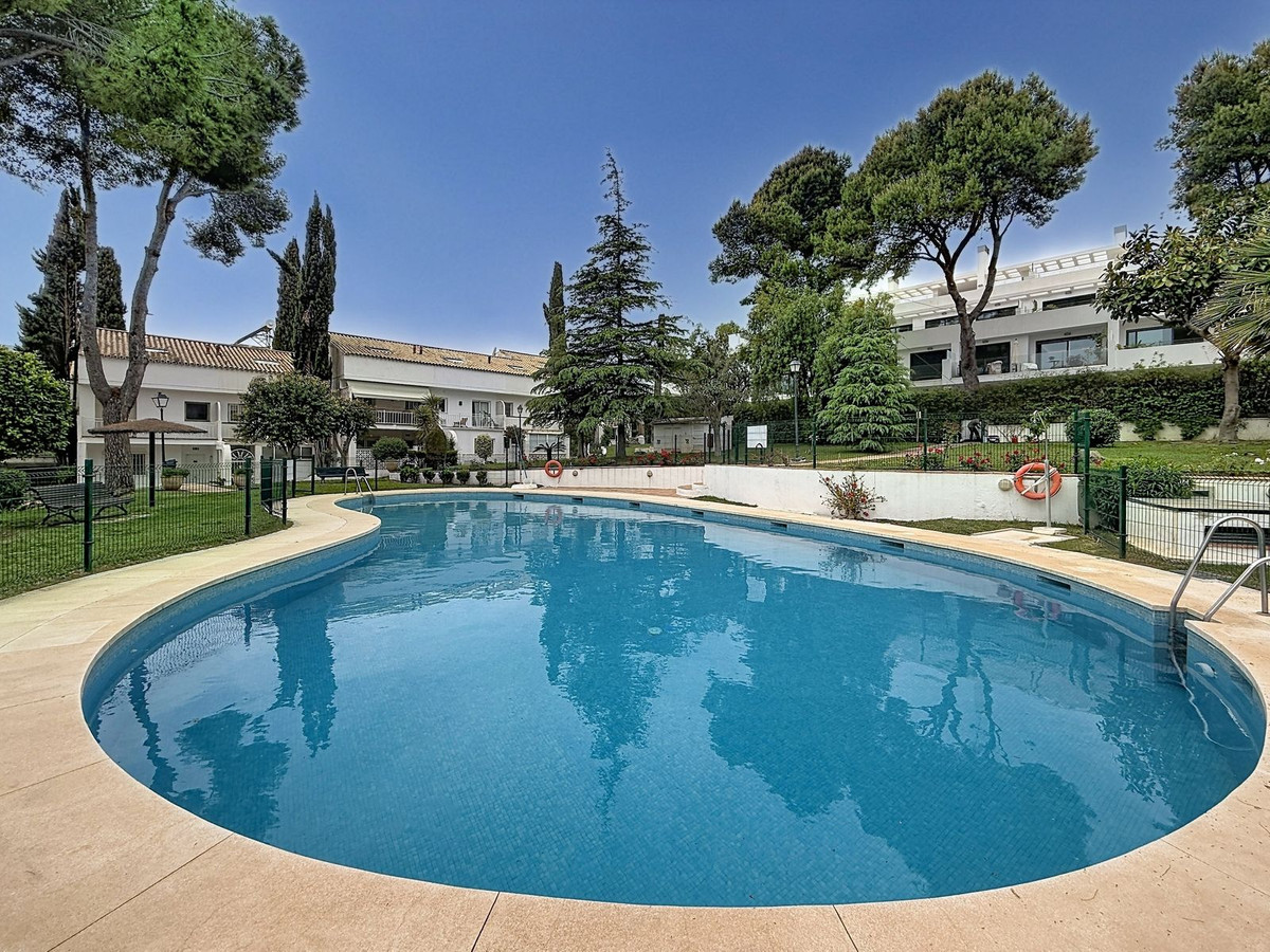 Casa Adosada de 4 Dormitorios y 2 Baños en venta en Nagüeles, Marbella