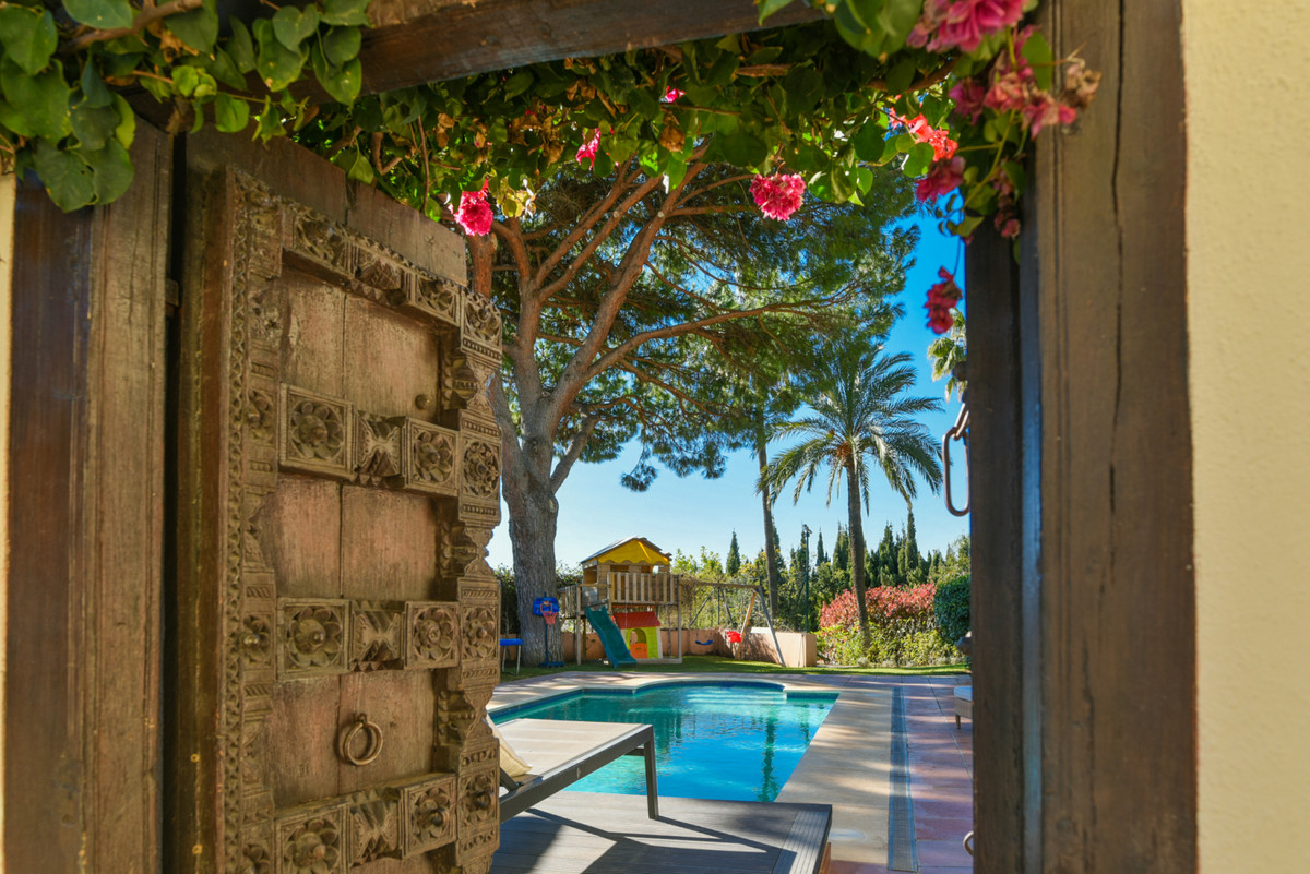 Casa de 5 Dormitorios y 5 Baños en venta en Río Real, Marbella