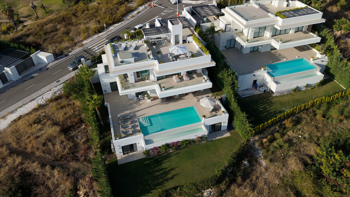 Casa de 6 Dormitorios en venta en Nueva Milla de Oro, Estepona