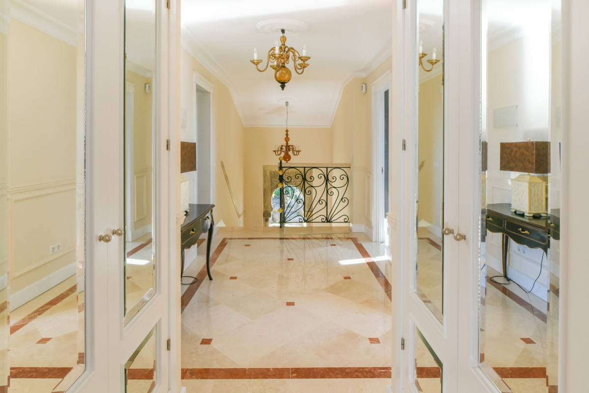 Casa de 5 Dormitorios y 5 Baños en venta en Río Real, Marbella