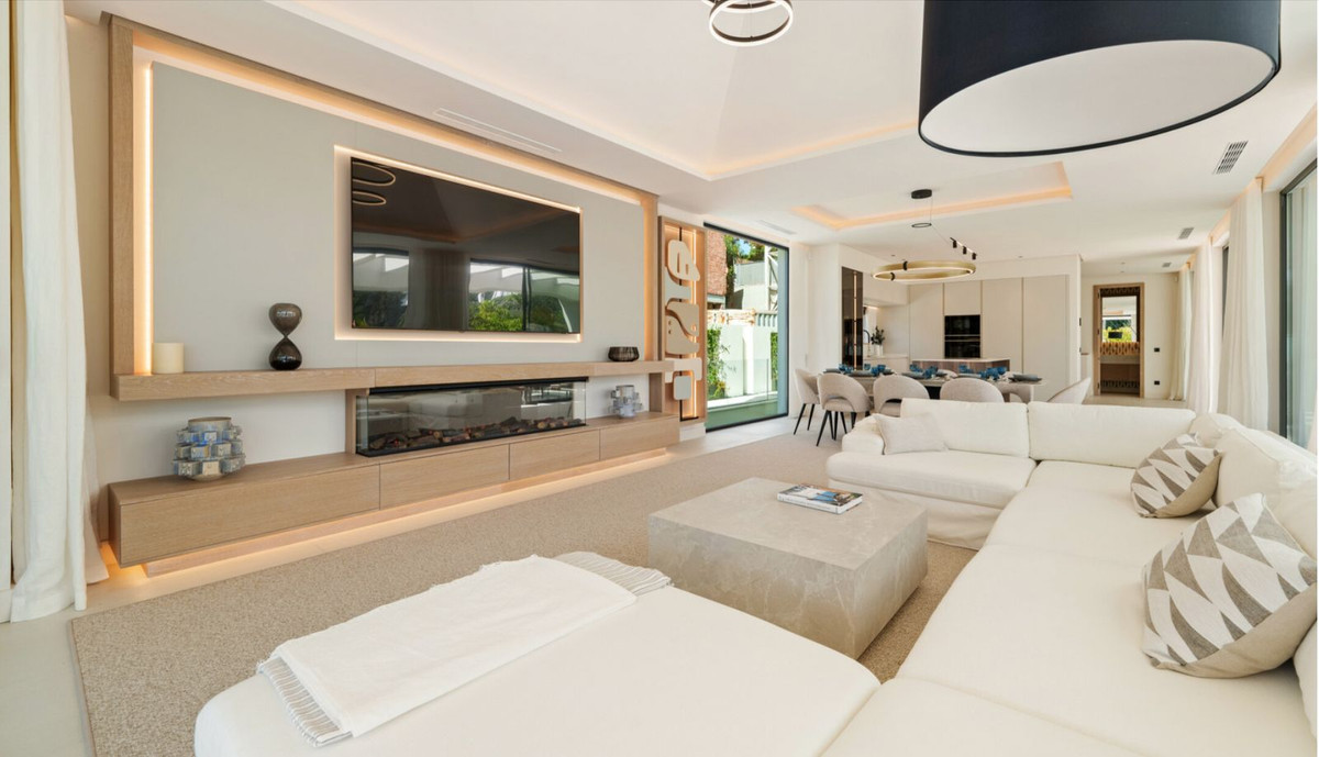 Casa de 5 Dormitorios y 7 Baños en venta en San Pedro de Alcántara