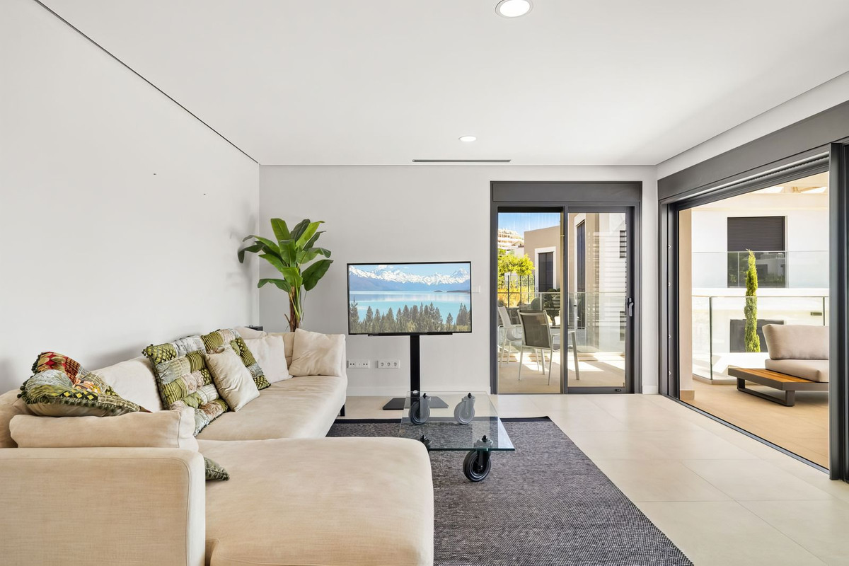 Piso de 2 Dormitorios en venta en Nueva Milla de Oro, Estepona