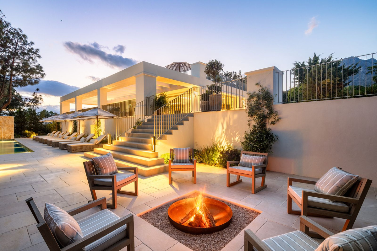 Casa de 6 Dormitorios en venta en Milla de Oro, Marbella