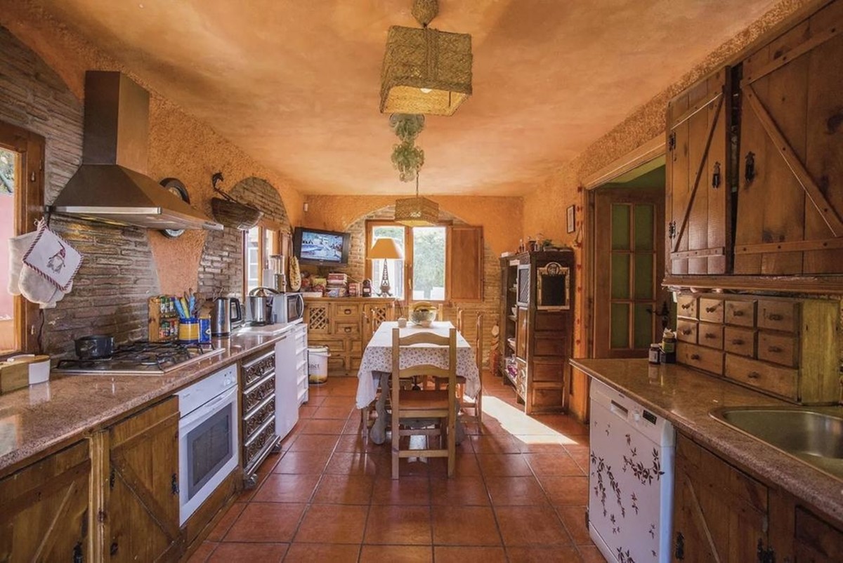 Casa de 5 Dormitorios y 4 Baños en venta en Artola, Marbella