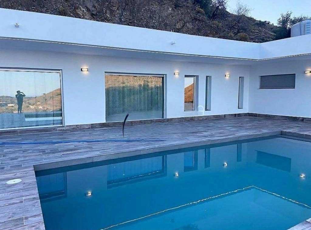 Casa de 3 Dormitorios y 2 Baños en alquiler en Algarrobo