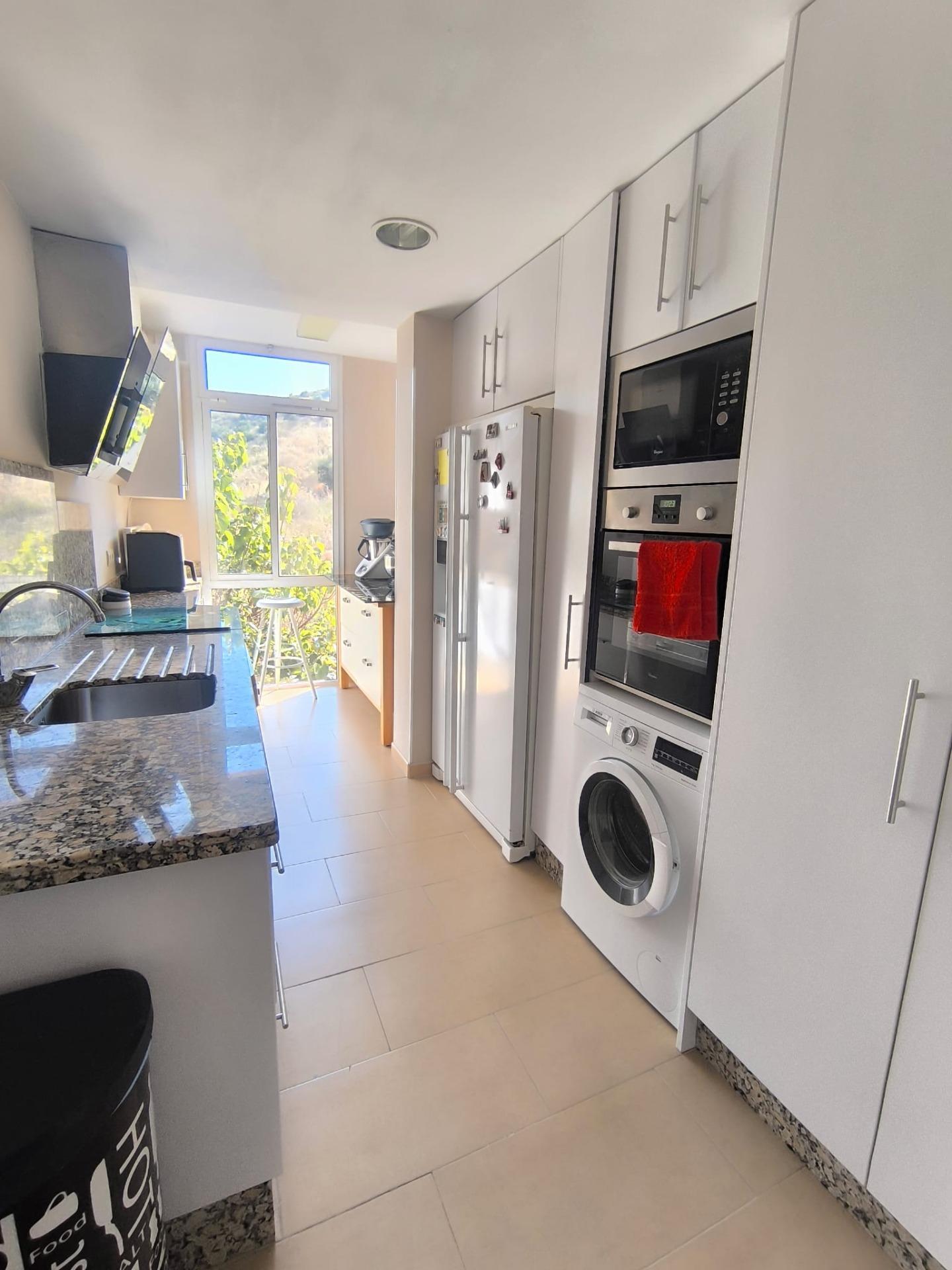 Piso de 2 Dormitorios y 2 Baños en venta en Calahonda, Mijas