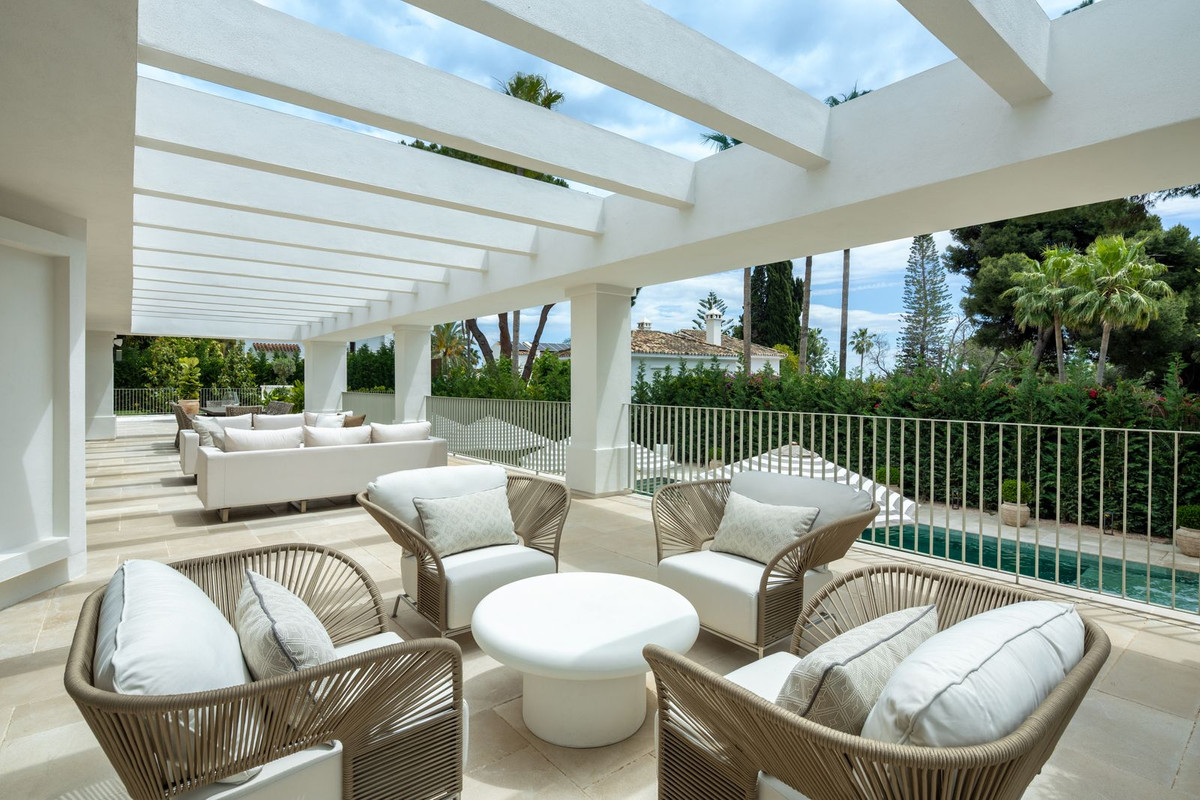 Casa de 6 Dormitorios en venta en Milla de Oro, Marbella