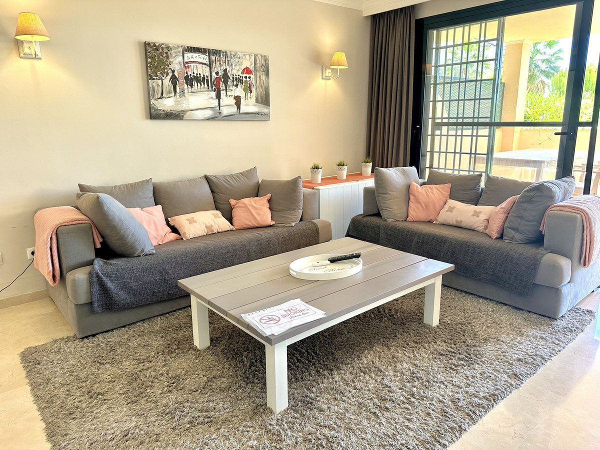 Piso de 2 Dormitorios y 2 Baños en venta en Elviria, Marbella