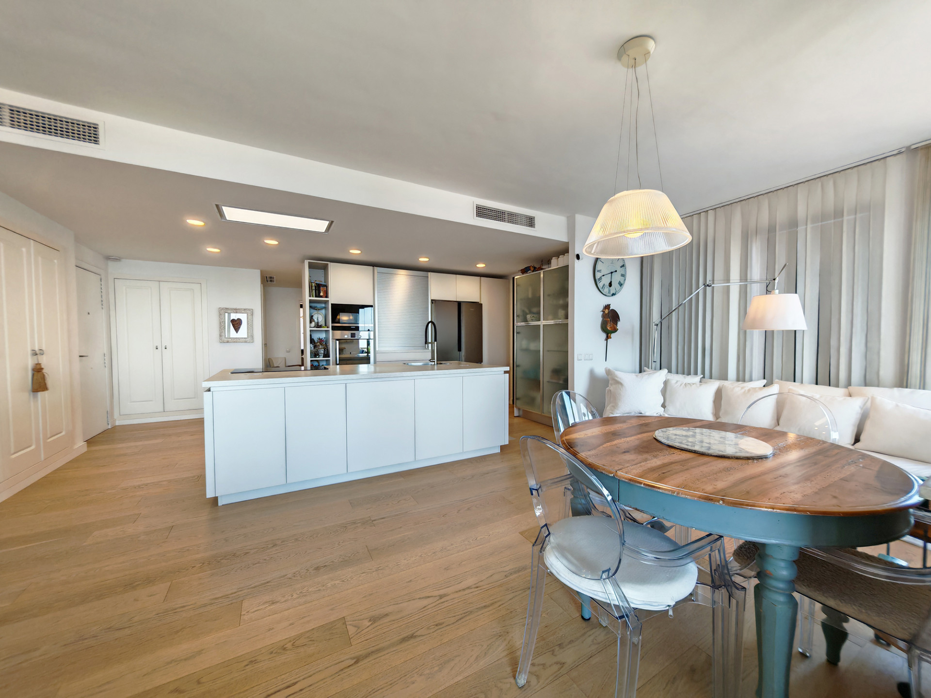 Piso de 4 Dormitorios en venta en Calahonda, Mijas