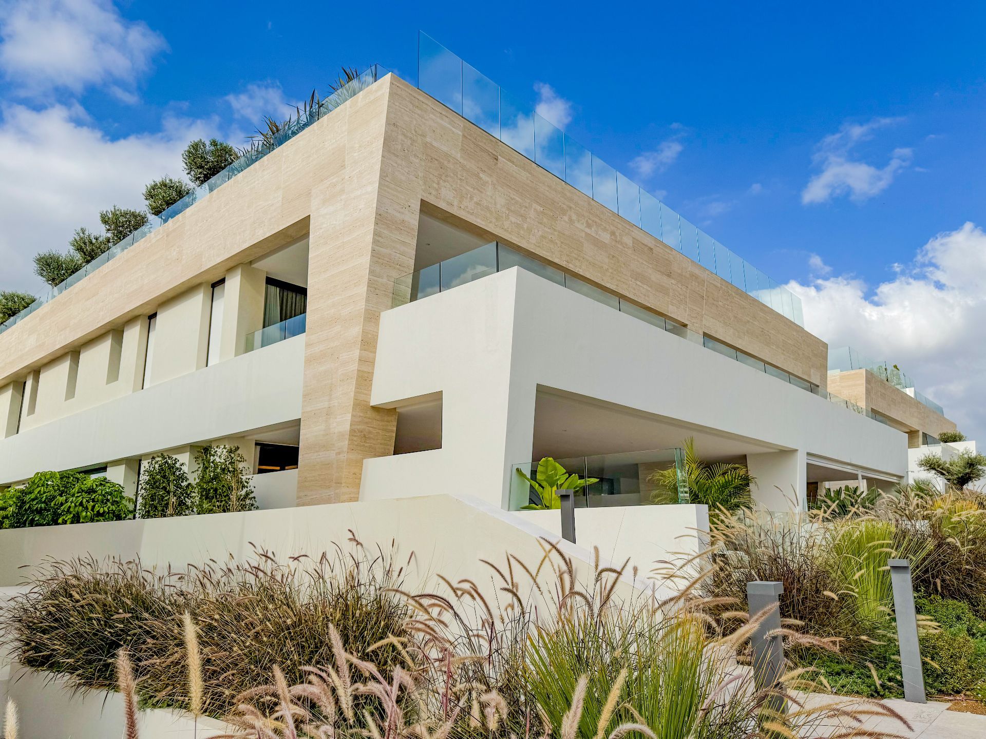Piso de 5 Dormitorios y 6 Baños en venta en Milla de Oro, Marbella
