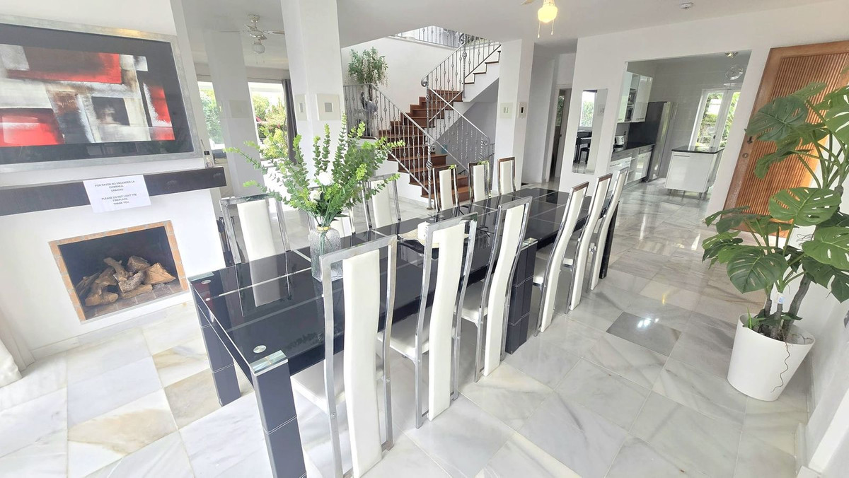 8 спални - Вила за продажба в Nueva Andalucia, Marbella