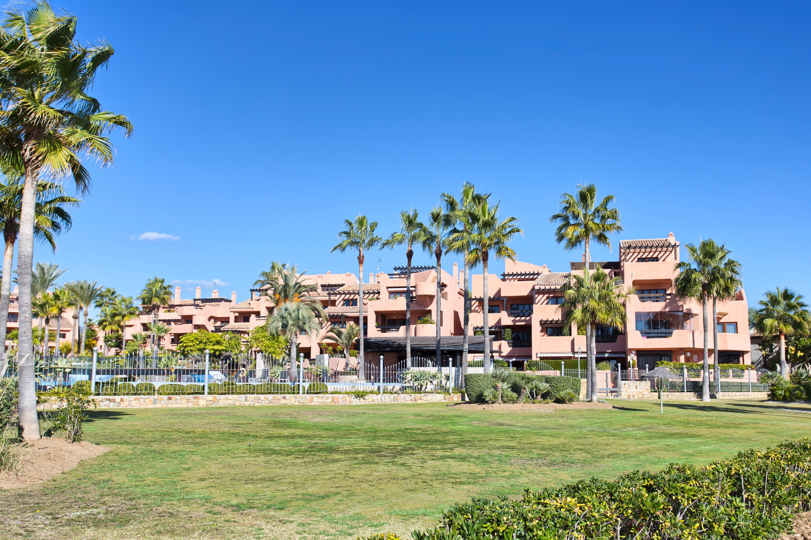 Piso de 2 Dormitorios en venta en Nueva Milla de Oro, Estepona