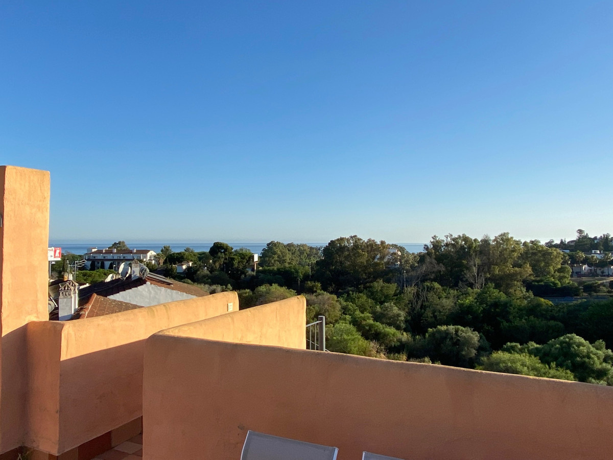 Casa Adosada de 5 Dormitorios y 3 Baños en alquiler en Cabopino, Marbella