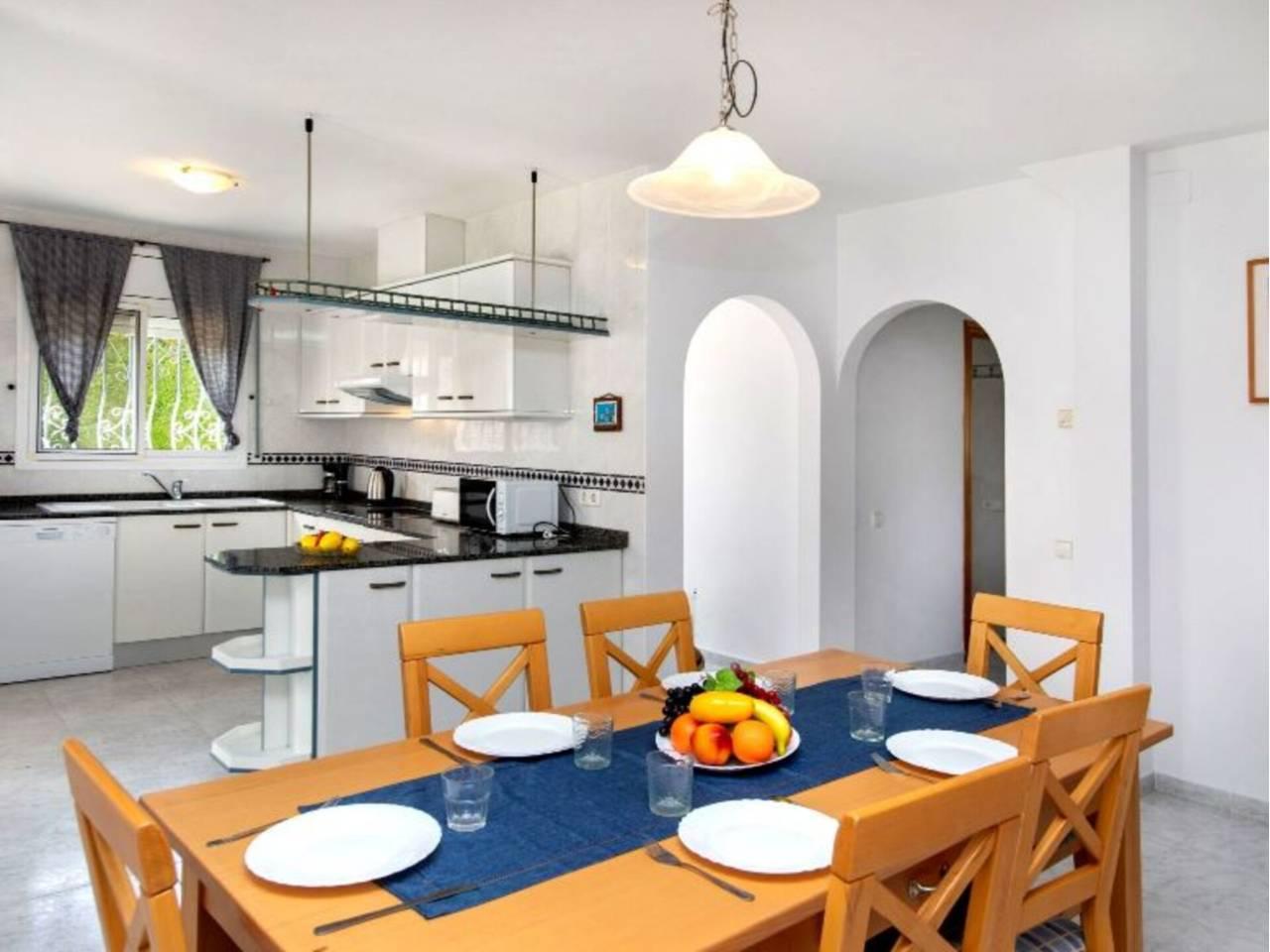 Casa Adosada de 4 Dormitorios y 2 Baños en alquiler vacacional en Mont-Roig del Camp