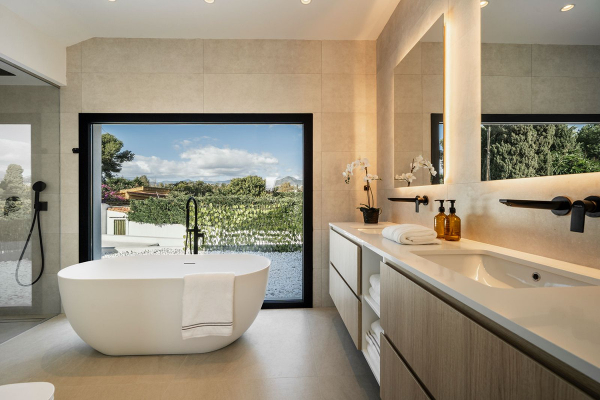 5 Bed, 5 Bath - Villa for Sale in San Pedro de Alcántara