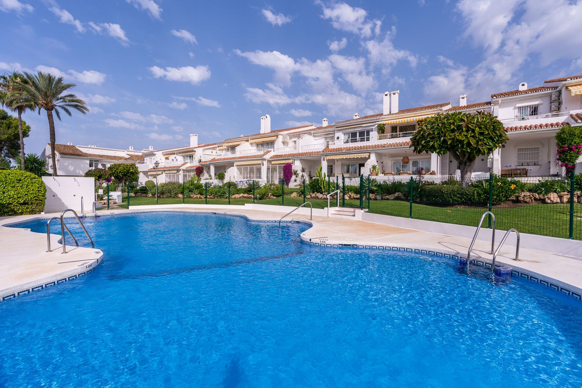 Piso de 2 Dormitorios en venta en El Paraíso, Estepona