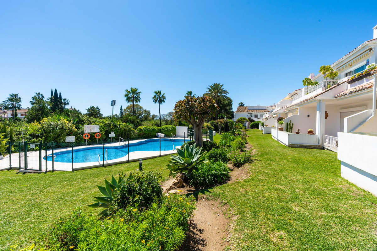 Piso de 2 Dormitorios en venta en El Paraíso, Estepona
