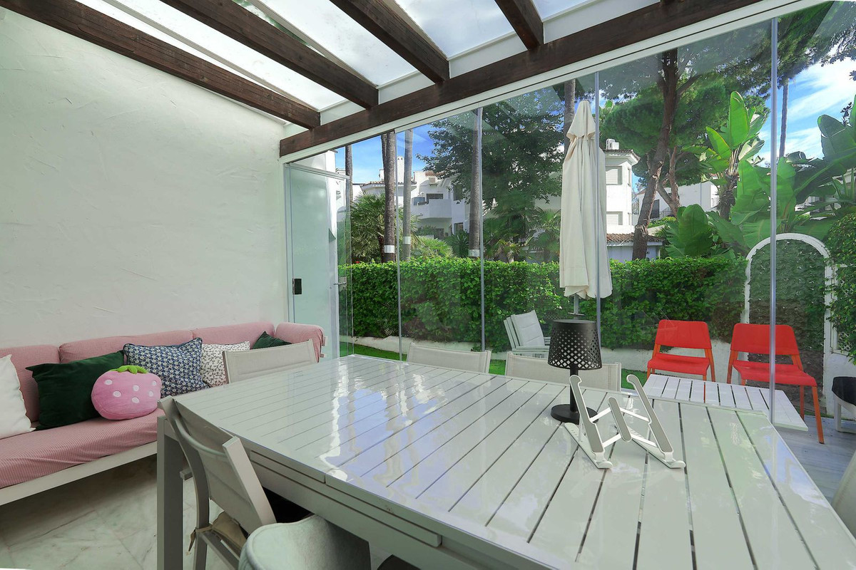 Piso de 3 Dormitorios en venta en Elviria, Marbella