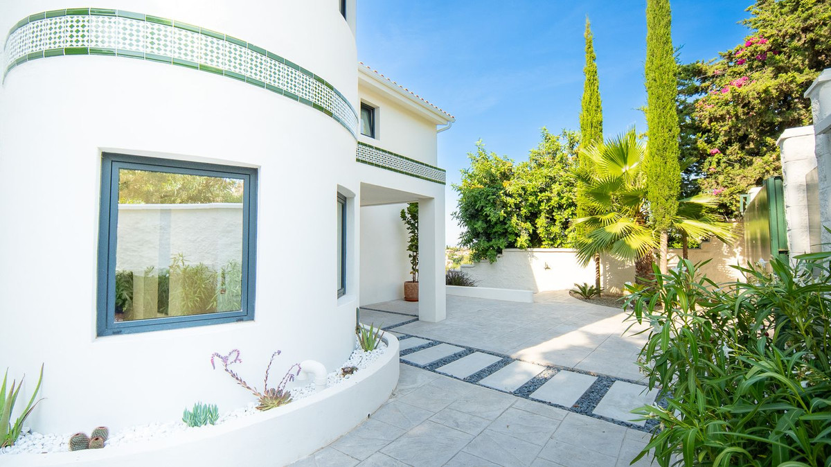 5 Bed, 4 Bath - Villa for Sale in Estepona