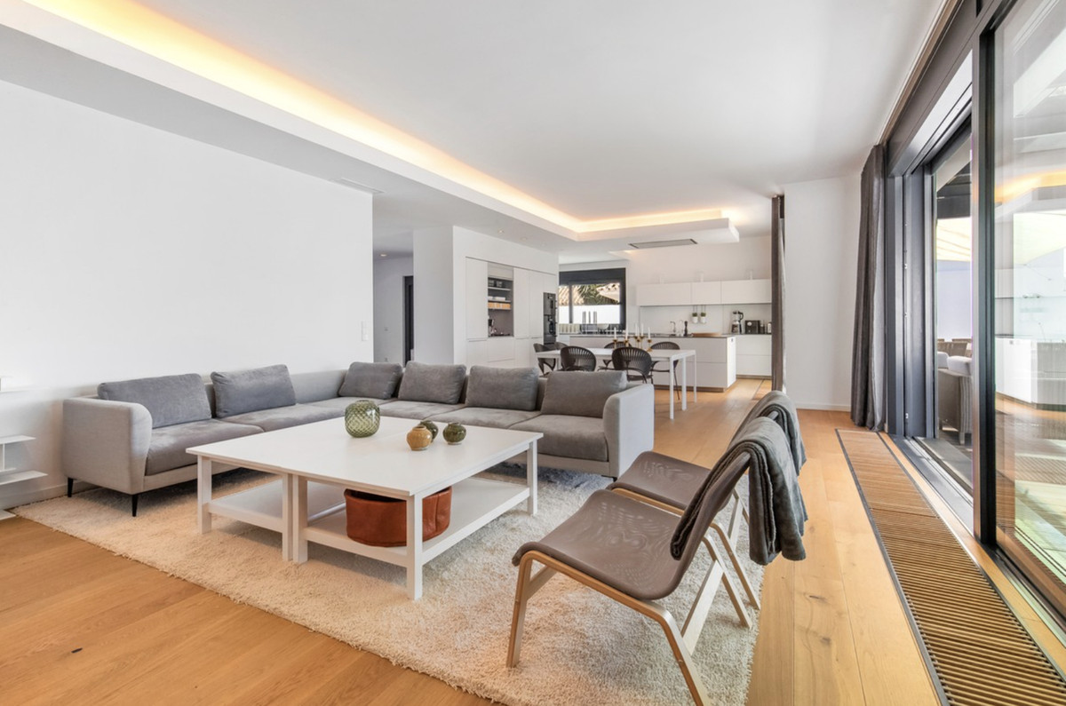 Casa de 6 Dormitorios y 5 Baños en venta en Costabella, Marbella