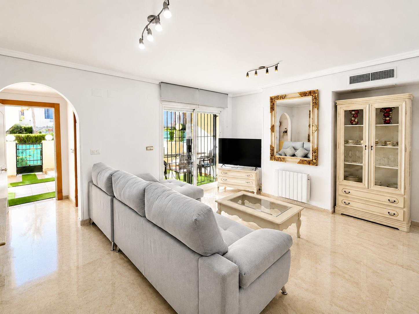 Casa Adosada de 3 Dormitorios en venta en Costabella, Marbella