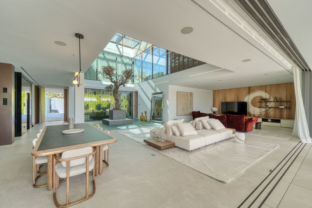 5 Bed - Villa for Sale in Marbella Golden Mile