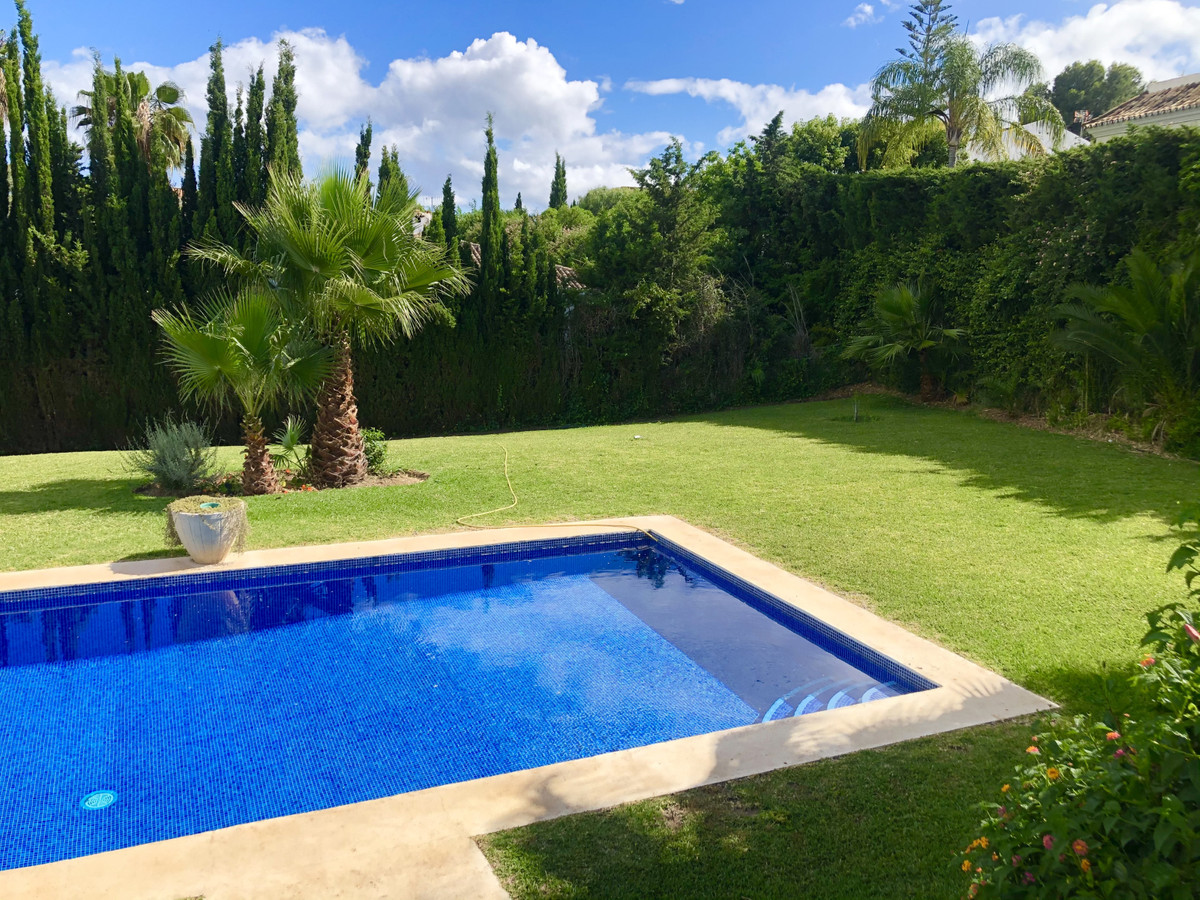 4 Bed, 3 Bath - Villa for Sale in Atalaya, Estepona