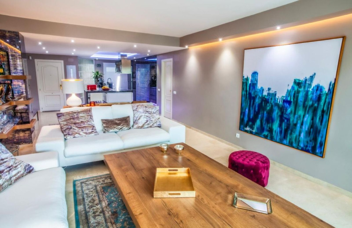 Piso de 2 Dormitorios y 2 Baños en venta en Milla de Oro, Marbella