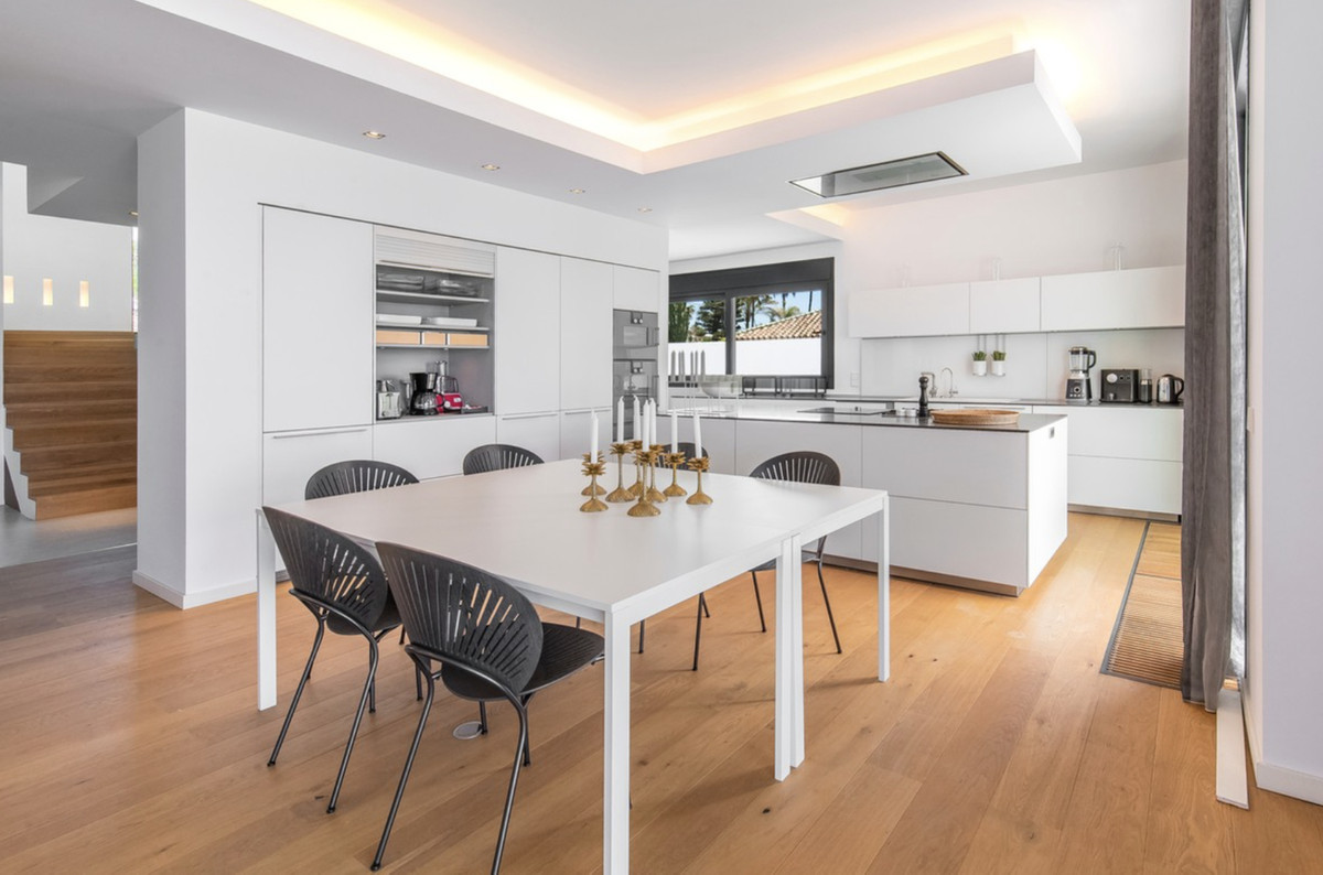 Casa de 6 Dormitorios y 5 Baños en venta en Costabella, Marbella