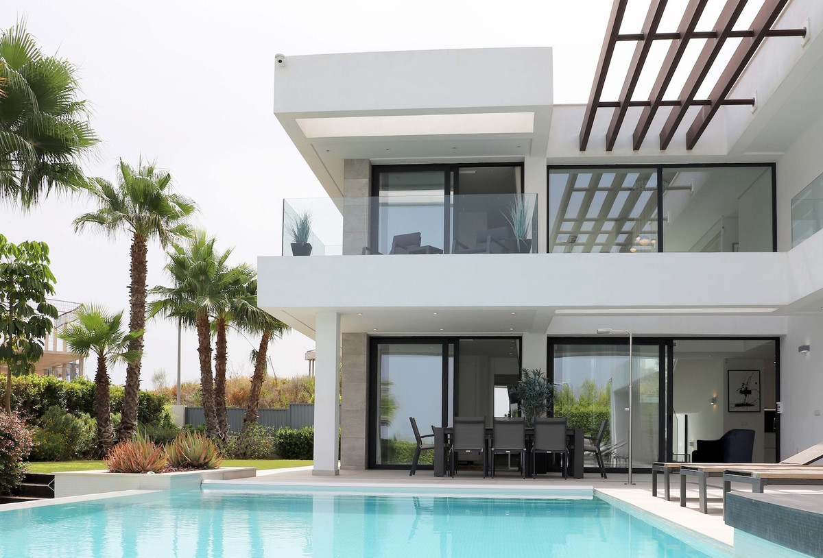 Casa de 5 Dormitorios y 6 Baños en venta en Nueva Milla de Oro, Estepona
