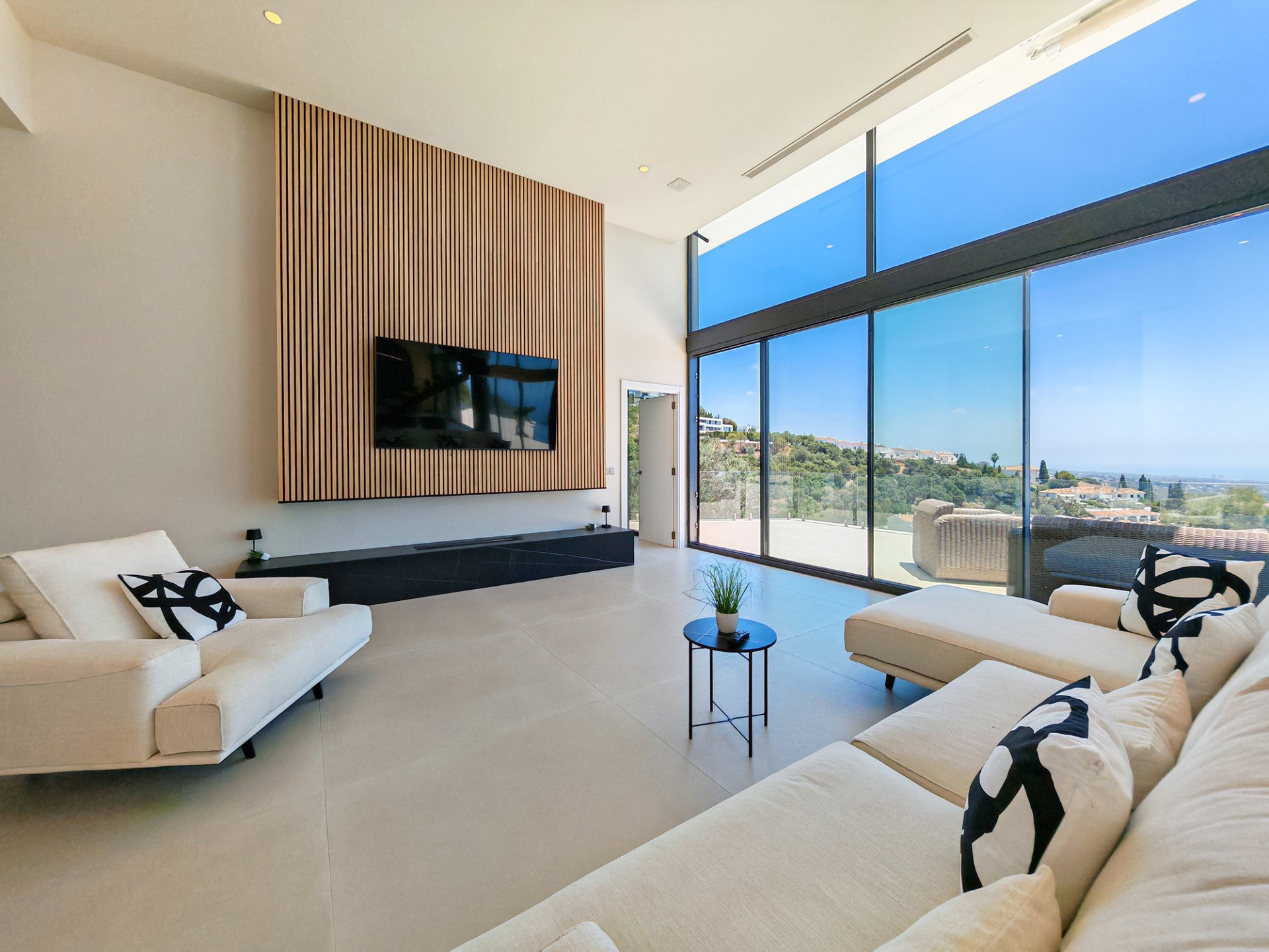 4 Bed - Villa for Sale in Los Monteros, Marbella