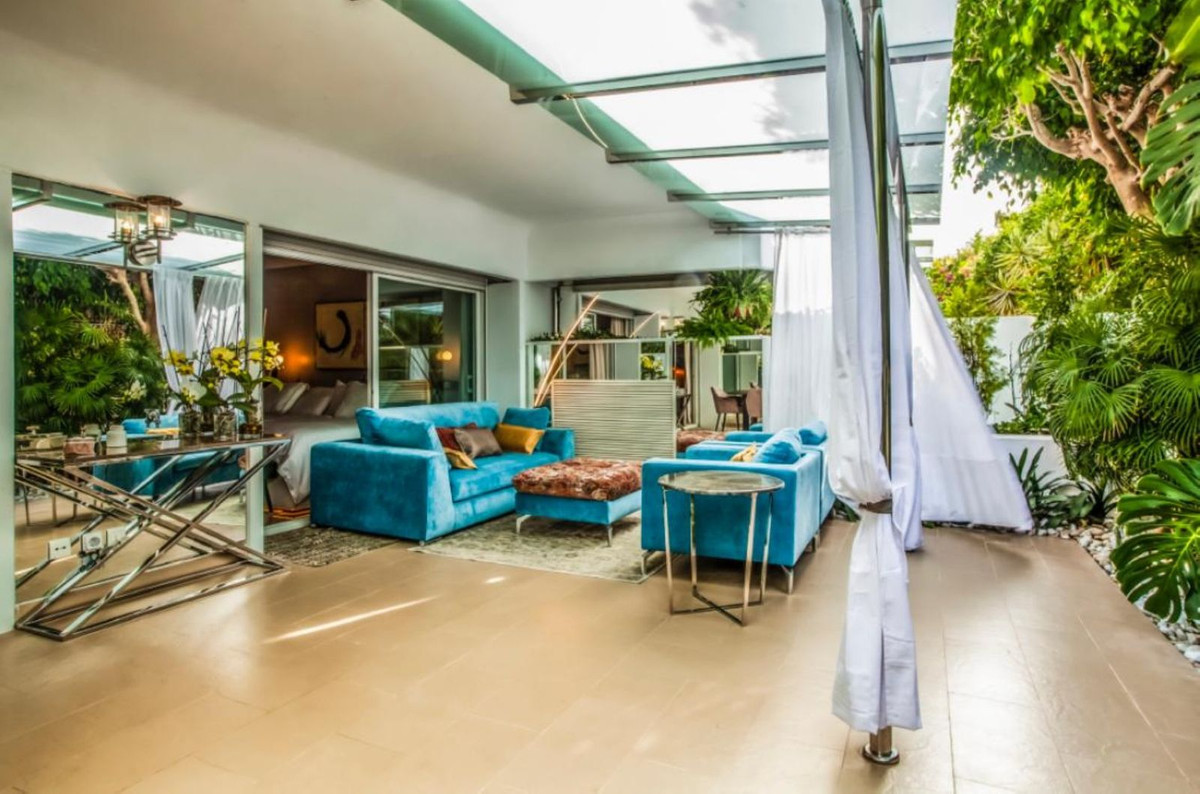 Piso de 2 Dormitorios y 2 Baños en venta en Milla de Oro, Marbella