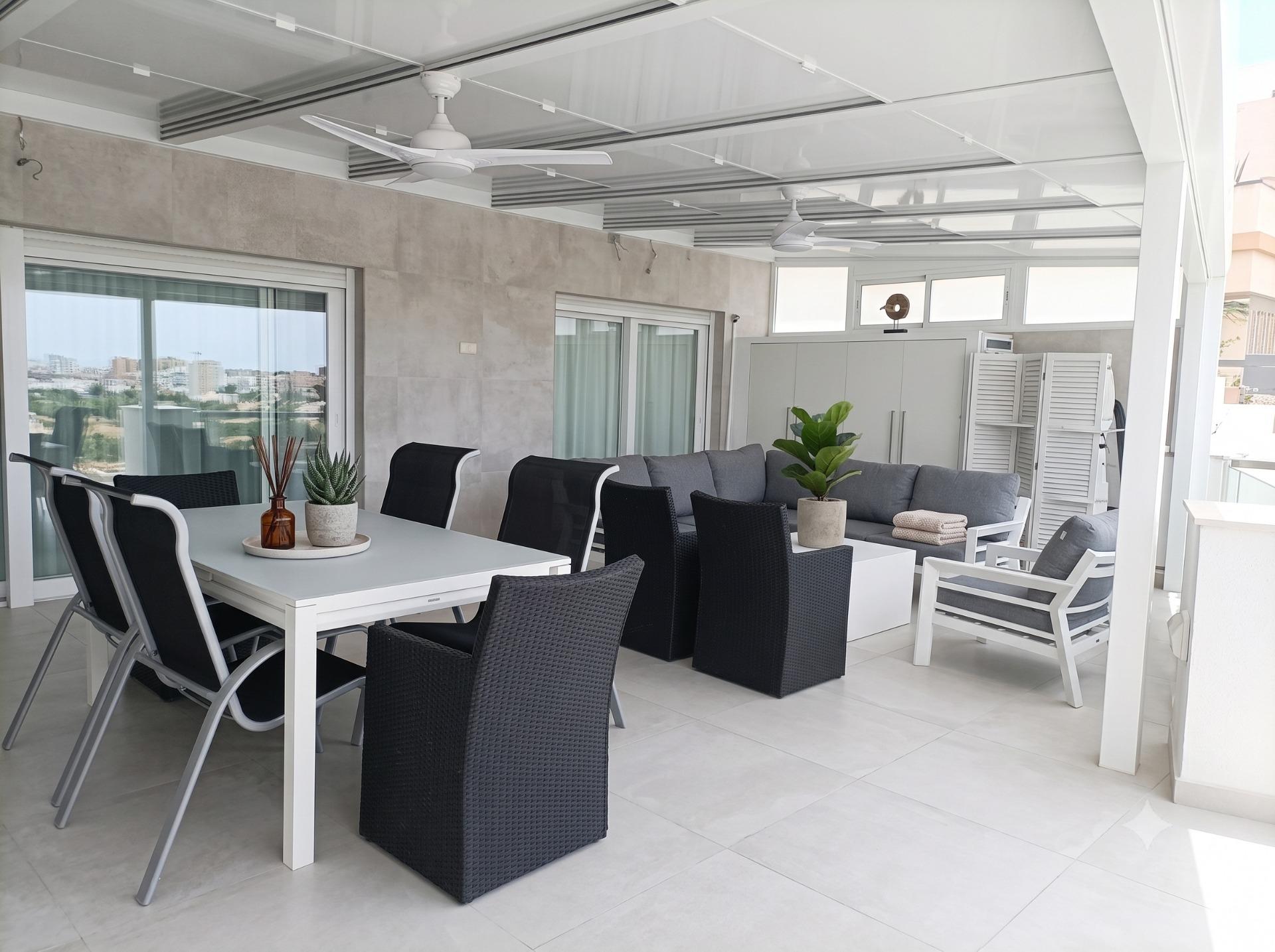 Piso de 3 Dormitorios en venta en El Bajondilo, Torremolinos