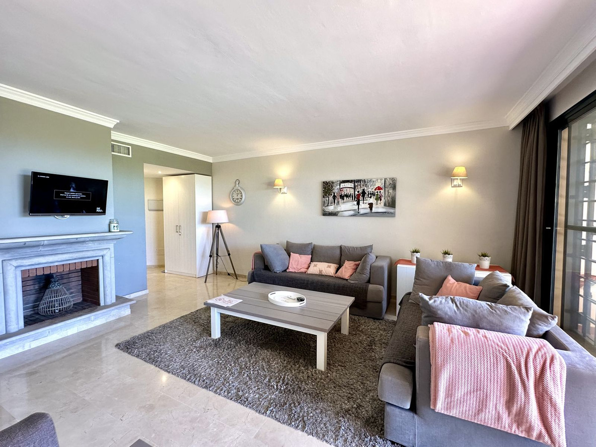 Piso de 2 Dormitorios y 2 Baños en venta en Elviria, Marbella