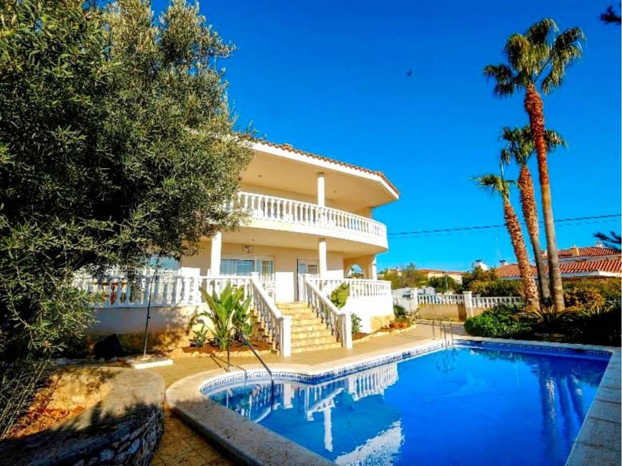 Casa Adosada de 6 Dormitorios y 3 Baños en alquiler vacacional en Alcanar