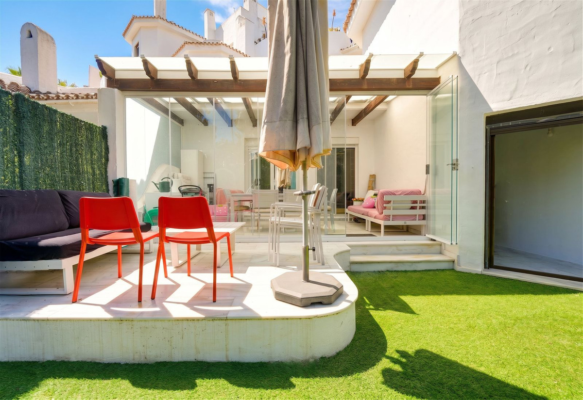 Piso de 3 Dormitorios en venta en Elviria, Marbella