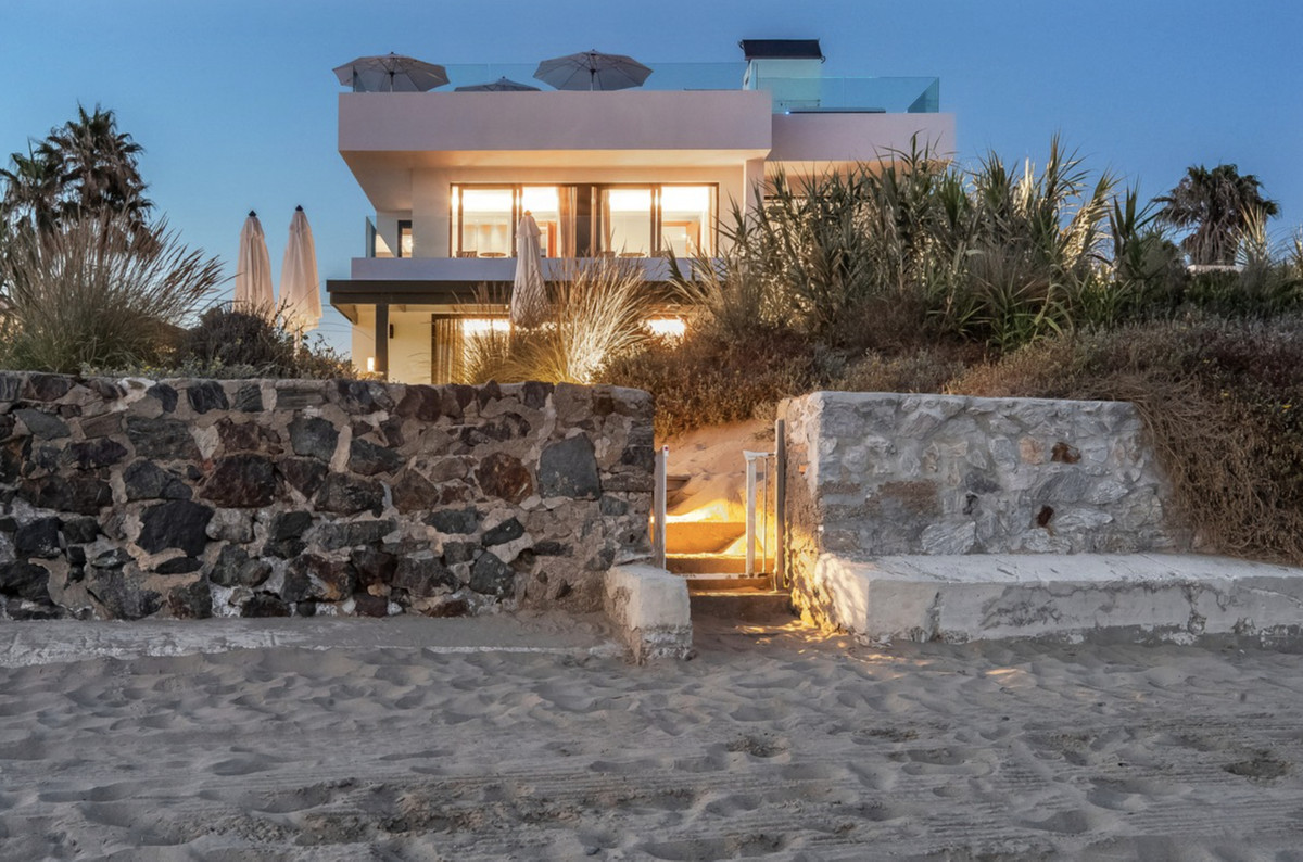 Casa de 6 Dormitorios y 5 Baños en venta en Costabella, Marbella