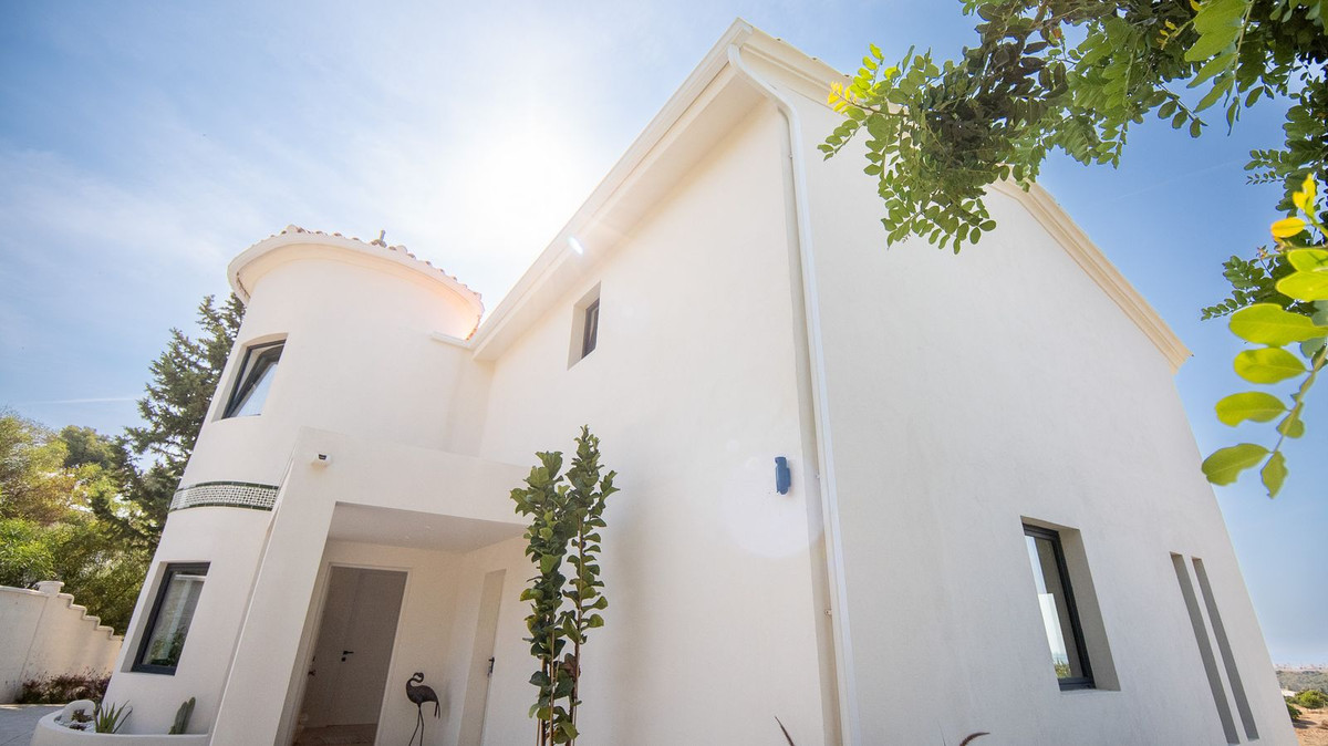 5 Bed, 4 Bath - Villa for Sale in Estepona